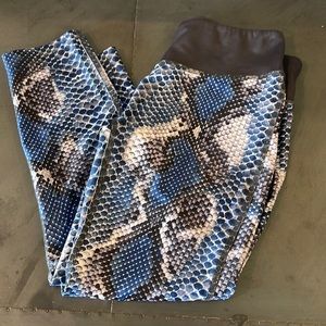 Snakeskin cropped legging